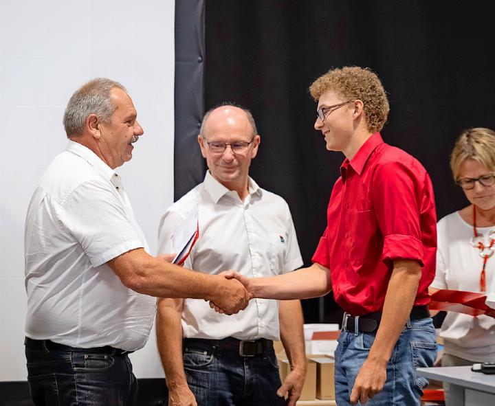 Florian Annen von der Addor AG schloss als bester Strassenbaupraktiker ab. FOTO: ZVG
