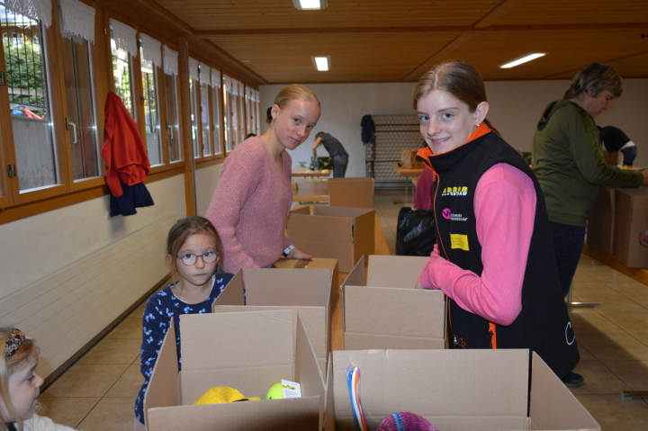 Von links: Elenya (7), Andrina (12) und Danja (14) packen fleissig mit an. (Fotos: Elisa Oppermann)