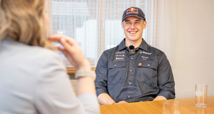 Im April traf Jocelyne Page den Doppelweltmeister und Speedspezialisten Franjo von Allmen in Boltigen zu einem Interview. FOTO: MARCO MINNIG