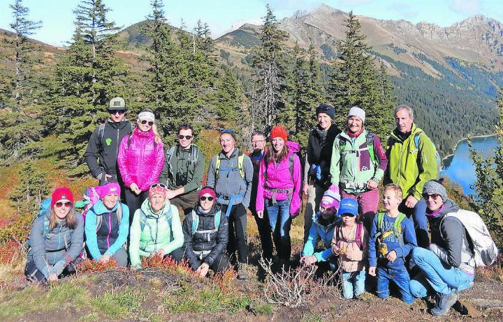 Kleine und grosse Wanderer mit Aussicht auf den Arnensee. FOTOS: ZVG