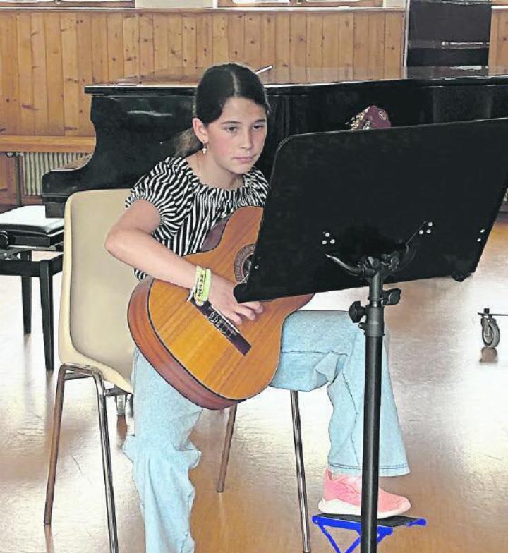 Chiara Baumer, Gitarre.