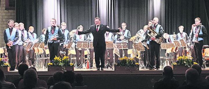 Die Brass Band Harmonie Saanen mit Dirigent Michael Bach begeistern mit ihrem vielseitigen unterhaltsamen Konzertprogramm die Besucher der Brass Gala Night in Schönried.