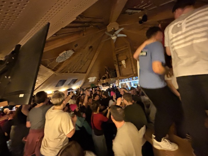 Ausgelassene Stimmung: Die «Franatiker» feiern die drei Goldmedaillen von Franjo von Allmen in der Lothar-Bar in Zweisimmen. (Foto: Marco Minnig)