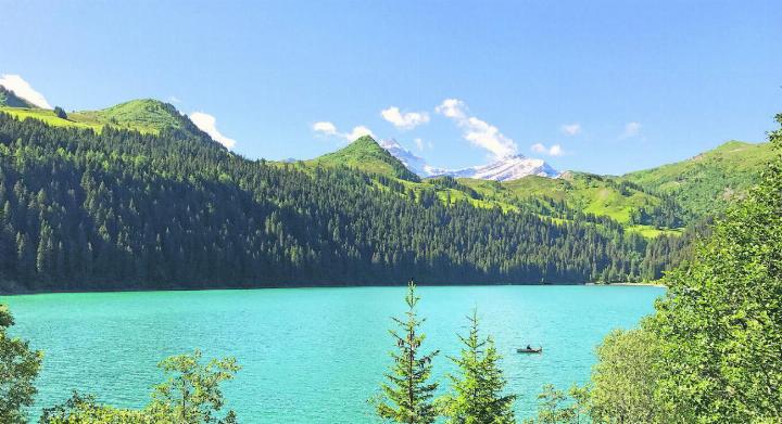 Blick über den Arnensee Richtung Seeberg und Glacier 3000.