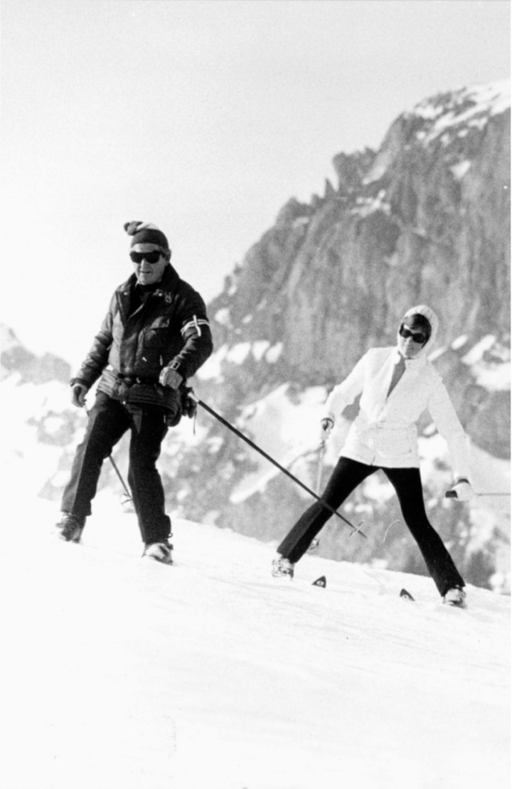Im Saanenland erhält Julie Andrews Skiunterricht bei Skilehrer Walter Ludi. FOTO: ARCHIV VON GOTTFRIED VON SIEBENTHAL Im Saanenland erhält Julie Andrews Skiunterricht bei Skilehrer Walter Ludi. FOTO: ARCHIV VON GOTTFRIED VON SIEBENTHAL