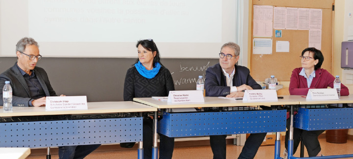 Von Links: Christoph Däpp (Schulleiter Standort Gstaad des Gymnasiums Interlaken), Regierungsrätin Christine Häsler (Bildungs- und Kulturdirektorin des Kantons Bern), Staatsrat Frédéric Borloz (Chef des Departements für Bildung und Berufsausbildung des Kantons Waadt), Petra Schläppi (Gemeindepräsidentin von Saanen). FOTO: JONATHAN SCHOPFER