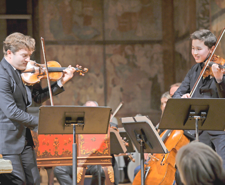 Renaud Capuçon spielt im Duett mit einem jungen Talent. FOTOS: SOMMETS MUSICAUX DE GSTAAD
