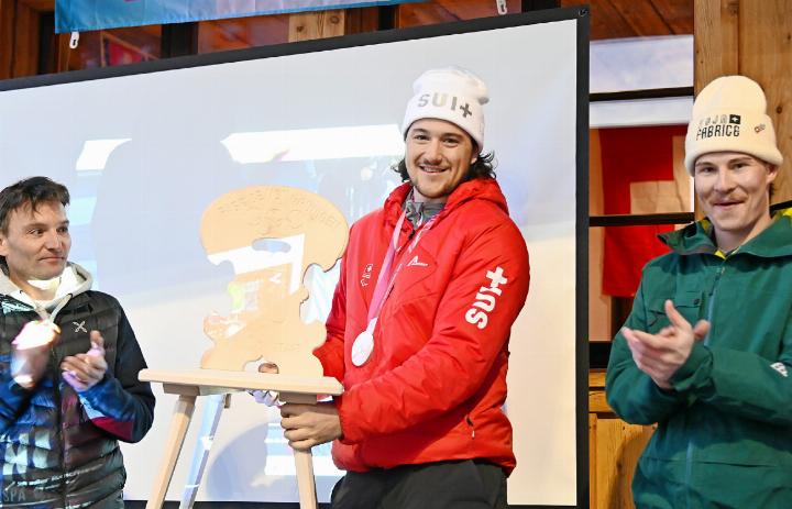 Einen eigens für ihn angefertigten Stuhl, oder genauer gesagt eine Stabelle mit Gravur, nahm Fabrice von Grünigen vom Skiclubpräsident Chrigel Müllener(links) entgegen.    FOTOS: JENNY STERCHI