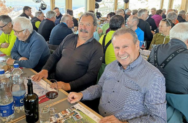 Klaus Mösching, Skiklub Grund, und Hanspeter Wenger, CEO Bergbahnen Meiringen Hasliberg AG, freuen sich auf den Hasli-Kuchen.