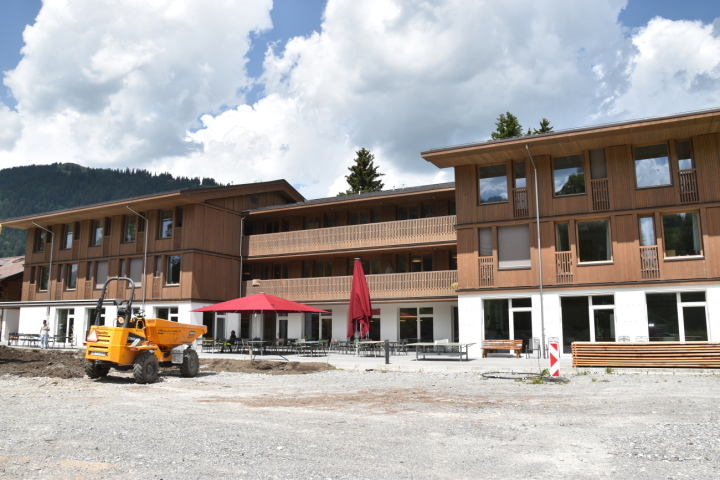 Der Neubau der Alpenruhe: seit gut eineinhalb Jahren das neue Zuhause für 42 interne Klientinnen und Klienten. Bis Mitte September sollen auch die Umgebungsarbeiten abgeschlossen sein. (Foto: AvS)