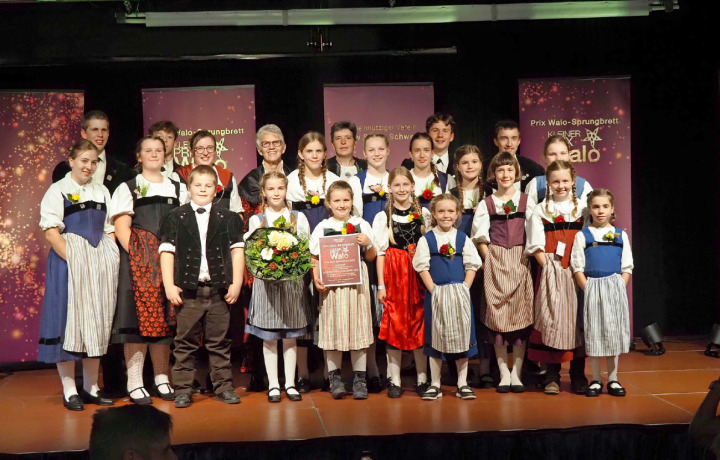 Das Chinderchörli Saanenland freut sich über den Sieg beim Prix-Walo-Sprungbrett. FOTO: ANITA ZMOOS