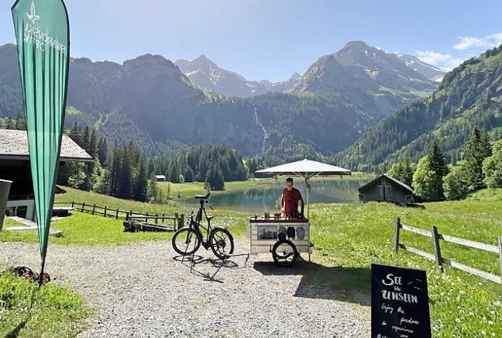 Mobiler Fernoptikstand an der Züglete bei Optik Gstaad. FOTO: ZVG