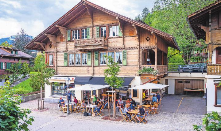 Das Bro’s Gstaad, rege besucht und für viele ein Begegnungsort. Ab April 2023 stellt sich einmal mehr die Frage: Wohin zum Feierabendbier? FOTO: ZVG Das Bro’s Gstaad, rege besucht und für viele ein Begegnungsort. Ab April 2023 stellt sich einmal mehr die Frage: Wohin zum Feierabendbier? FOTO: ZVG