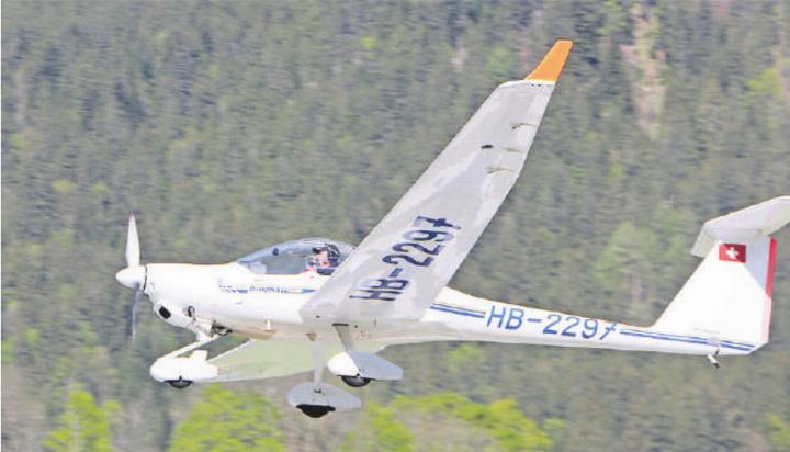 Der Motorsegler «Super Dimona» über dem Flugplatz Zweisimmen, gesteuert von einem Cockpit-Schnupperlehrling. FOTOS: ZVG