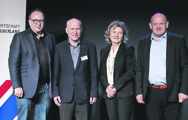 Von links: Carlos Reinhard, Markus Wenger, Marianna Lehmann und Ernst Wandfluh an der GV der Volkswirtschaft Berner Oberland. FOTO: ZVG