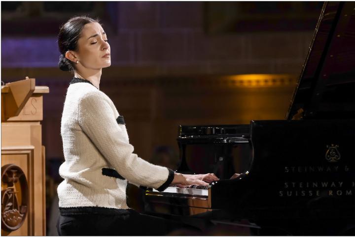 Die georgische Pianistin Nino Kupreishvili verzauberte die Konzertbesuchenden in der Kirche von Rougemont mit ihrer musikalischen Farbenvielfalt von Anfang bis Ende. FOTO: PATRICIA DIETZI/GSTAAD NEW YEAR MUSIC FESTIVAL