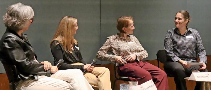 Maria-Theresia Zwyssig (ganz rechts) im Gespräch mit den Podiumsgästen Anita Luginbühl, Nathalie Hauenstein und Esther Pauchard. Maria-Theresia Zwyssig (ganz rechts) im Gespräch mit den Podiumsgästen Anita Luginbühl, Nathalie Hauenstein und Esther Pauchard.