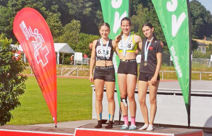 Leonie Steffen wurde als Regionenmeisterin West über 400 Meter gefeiert. Kleines Bild rund: Leonie Steffen beim Start zum 100-Meter-Lauf. FOTOS: ZVG