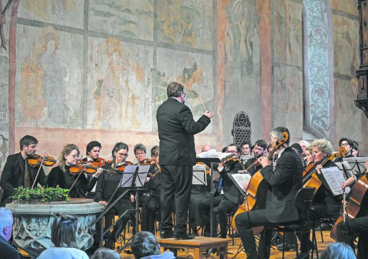 Michael S. Bach motiviert das Orchester, das freudig mitgeht. FOTOS: PHILIPPE CHEVALIER