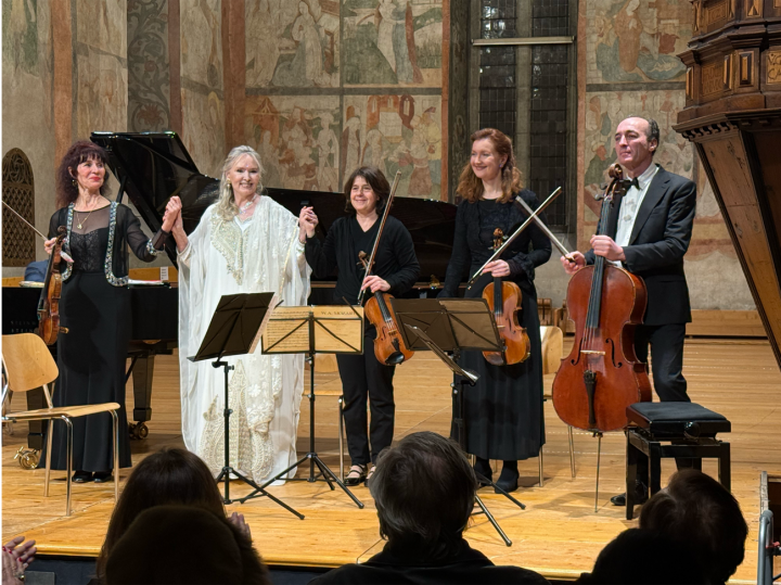 Schlussapplaus für Elizabeth Sombart und das «Quatuor Résonnance», die mit «Mozart forever» das 20‑Jahre‑Jubiläum des Festivals in Saanen krönen. (Fotos: Illyria Pfyffer)