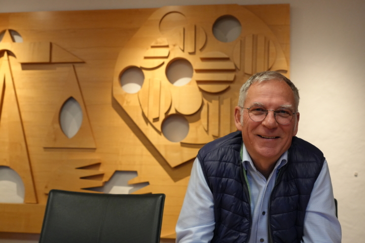 Markus Iseli im Sitzungszimmer des Gemeinderates, in dem er über viele Jahre hinweg zahlreiche Entscheide miterlebt hat. (Foto: Jonathan Schopfer) 
