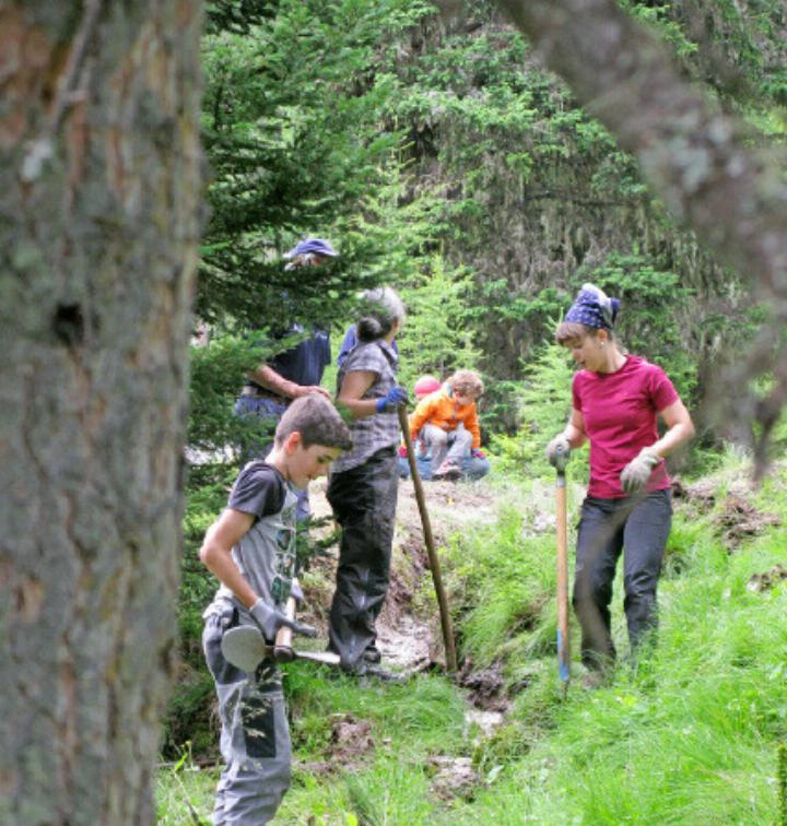 Freiwillige bei der Arbeit. FOTO: ZVG