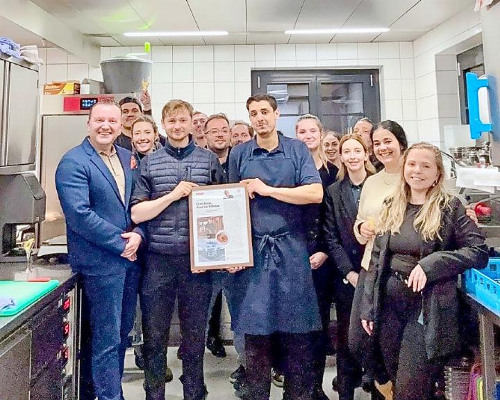 Gemeinsam zum Erfolg: Das Team des The Mansard Gstaad feiert die 13 Gault-Millau-Punkte mit Head Chef Tom Walter.
FOTO: MIIRO THE MANSARD GSTAAD