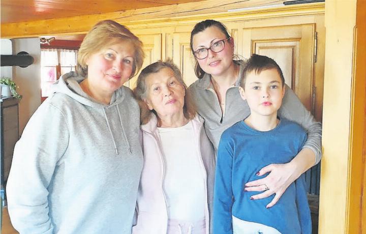 Endlich in Schönried angekommen (von links): Olena Kyrylova, die die Flucht organisiert hat, mit Mama Ludmilla Kyrylova, Lena Dobrovolska mit Sohn Yvan. FOTOS: KEREM MAURER