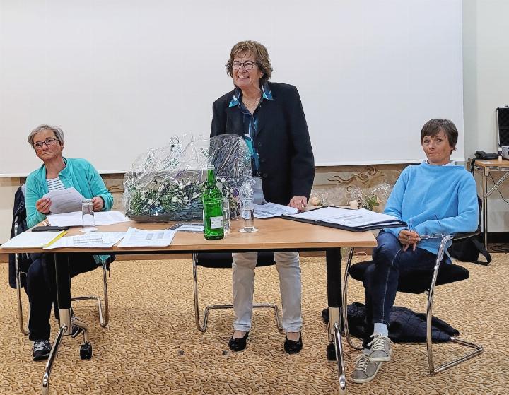 Führten durch die Versammlung: v.l. Helen Begert, abtretende Geschäftsstellenleiterin, Brigitte Zahnd,
Vereinspräsidentin, Anita Reichenbach, neues Vorstandsmitglied. FOTOS: MARTINA HALLER Führten durch die Versammlung: v.l. Helen Begert, abtretende Geschäftsstellenleiterin, Brigitte Zahnd,
Vereinspräsidentin, Anita Reichenbach, neues Vorstandsmitglied. FOTOS: MARTINA HALLER