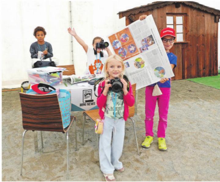 Die Journalistencrew im Einsatz beim Projekt Mini-Gstaad. Von links: Aden, Leila, Ladina und Chiara. FOTO: SONJA WOLF