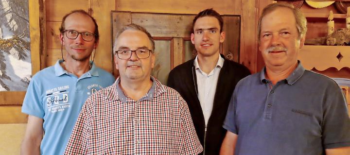 Der Präsident der SVP Saanen bedankt sich bei Toni von Grünigen für seine jahrelange politische Tätigkeit. Er freut sich, Roland Reichenbach und Simon Bach als neue Vorstandsmitglieder im Parteivorstand zu begrüssen. V.l. Roland Reichenbach, Mario Hählen, Simon Bach und Toni von Grünigen. VRENI MÜLLENER