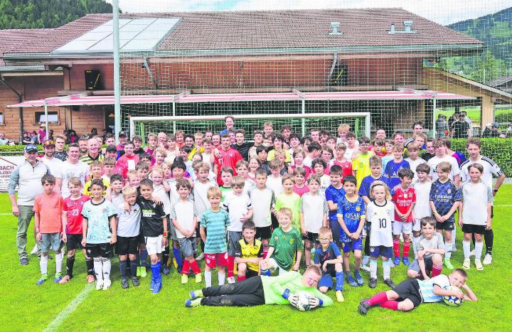 Toller Abschluss zum Saisonende: die Junioren des FC Sarina. FOTOS: KATRIN HALDI