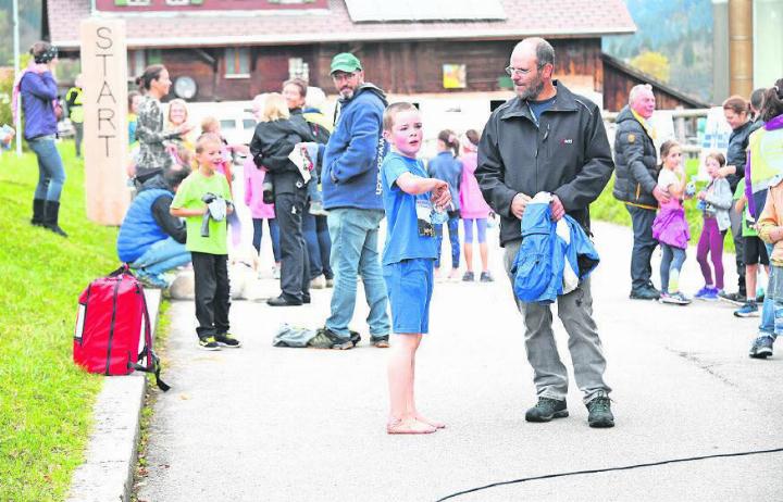 Nathan Mürner, einer von 25 Kindern und Jugendlichen, die den kleinen (1,45 Kilometer) und grossen (2,8 Kilometer) Simmenkehr absolvierten, erledigte seine Aufgabe barfuss.