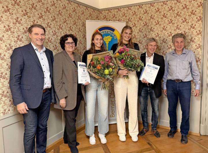 Die Preisträgerinnen Leona Kernen und Annique Niederhauser (Dritte und Vierte von links) mit Stefan Seger, Yolanda Brunner und den Panathleten Mathias Zurbuchen und Armin Oehrli (von links). FOTO: FREDI SCHENK