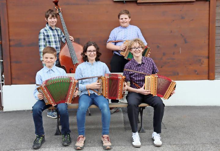Am zweiten Abesitz spielt das Schwyzerörgeliquartett «Chällermusig». FOTO: ZVG