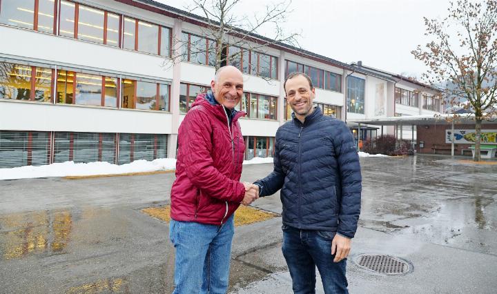 Philippe Marmet (links), Gemeinderat und Präsident der Bildungskommission der GemeindeSaanen, und Michel Zysset, kommender Hauptschulleiter, vor dem Oberstufenzentrum Ebnit in Gstaad.   FOTOS:
JONATHAN SCHOPFER