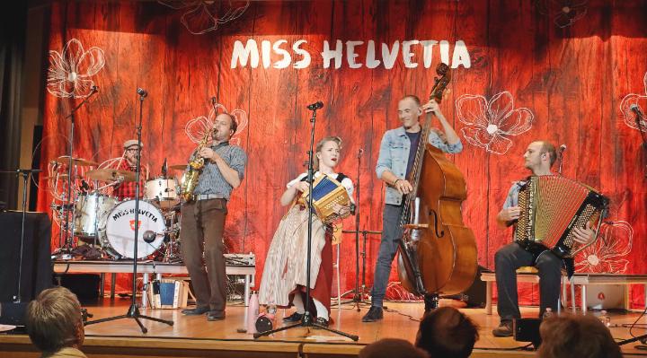 «Miss Helvetia» mit ihrer Band am Dernièrekonzert in Gstaad, wo sie alle nochmals so richtig Gas geben. FOTOS: LUZIA WYSSEN