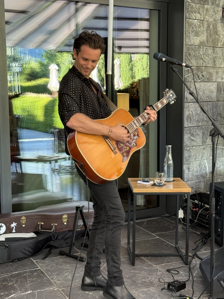 Bastian Baker begeisterte sein Publikum mit einem wunderbaren, intimen Konzert auf der Sonnenterrasse des The Alpina. (FOTO: TINA DOSOT)