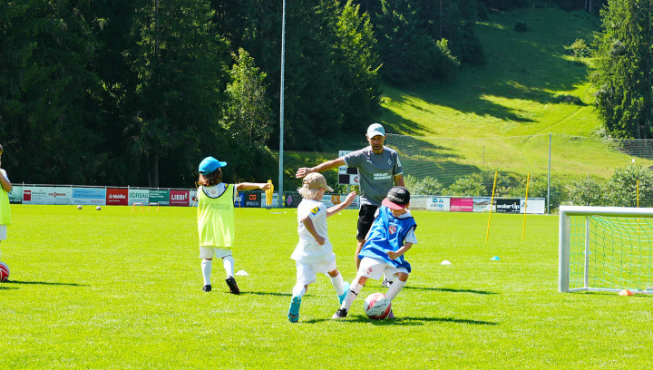 Wolfgang Heilmann, Head of International Football Schools bei Borussia Mönchengladbach, gibt den Schützlingen Anweisungen in drei Sprachen. FOTO: JONATHAN SCHOPFER