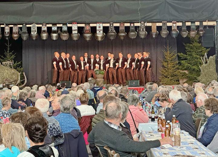 Unter der Leitung von Jürg Domke eröffnete der Jodlerklub «Bärgfriede» aus Gstaad das Konzert mit «Abezyt» (Hannes Fuhrer) und dem Naturjutz «E Gruess i ds Tal» (Erwin Mani). FOTO: VRENI MÜLLENER