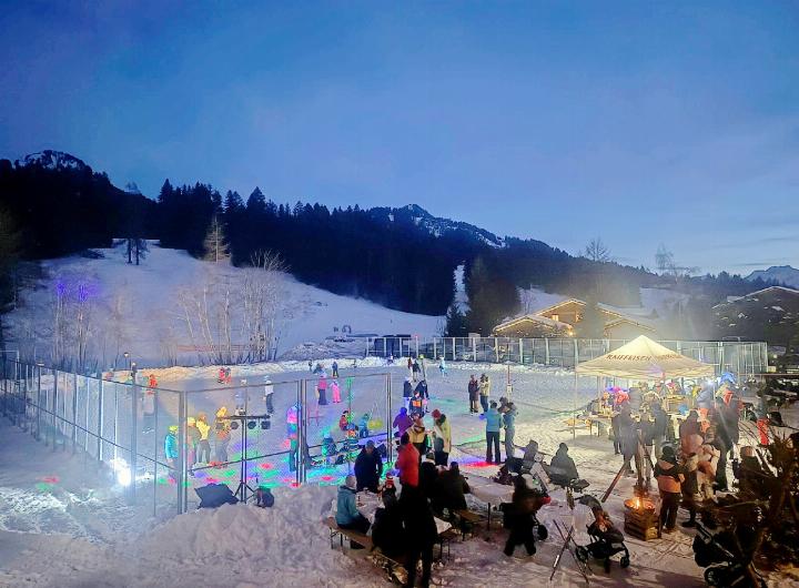 Bunte Lichter an der Kinderschlittschuhdisco auf der Natureisbahn Saanenmöser.