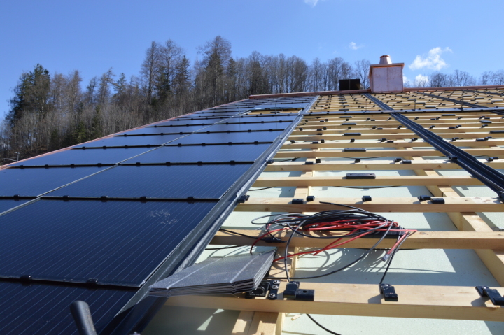 Während der Konstruktion: Hier entsteht auf dem Dach eines Gstaader Hauses eine Photovoltaikanlage. (Foto: AvS)