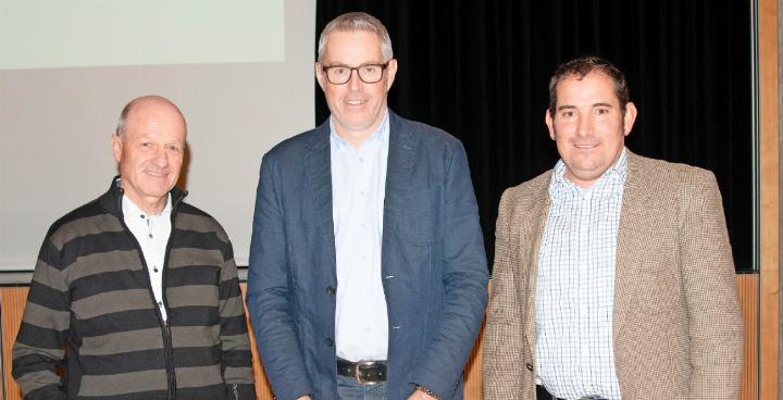 Sie treten von ihren Ämtern zurück: Gemeindepräsident Markus Willen flankiert von Simon Graa (links) und Urs von Siebenthal. FOTO: KEREM MAURER