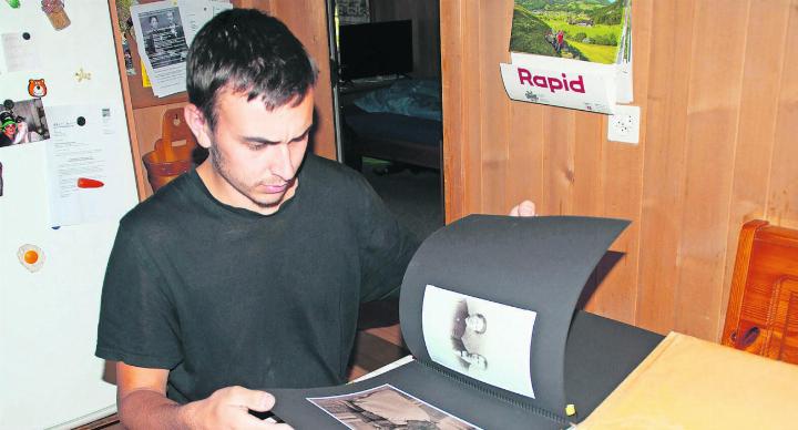 Mit viel Geduld durchstöbert Martin Aellen alte Fotoalben auf der Suche nach bekannten Gesichtern oder noch unbekannten Personen. FOTOS: KEREM MAURER