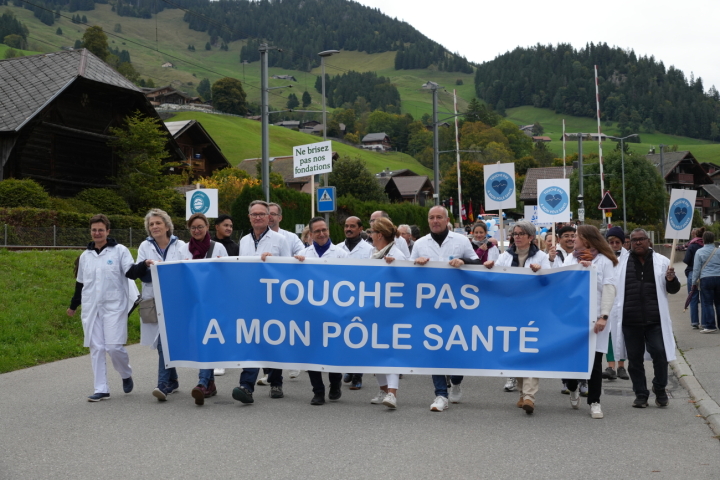 «Hände weg von meinem Pôle Santé, wir sind hier, um euch zu pflegen!», skandierten die Mitarbeitenden des Pôle Santé.  (Foto: AvS)