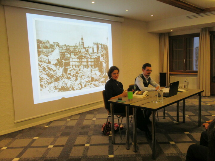 Moderator Markus Iseli stellt die ukrainische Schriftstellerin Katja Petrowskaja vor, die Fotos im Detail hinterfragt und literarisch tiefgründig umzusetzen weiss.(Foto: Lotte Brenner)