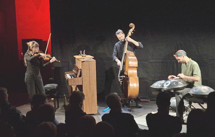 Die «Manu Delago Band» in der katholischen Kirche Zweisimmen.       FOTOS: MARKUS BACHMANN