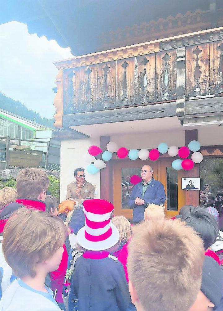 Der Sohn von Sir Roger Moore, Geoffrey Moore, reiste nach Saanen zur John F. Kennedy International School, um die neue Bibliothek feierlich einzuweihen. FOTO: ZVG