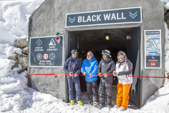 Der Tunnel und die dazugehörige Piste «Black Wall» sind nun offiziell eröffnet: Die ehemaligen Skirennfahrer:innen Mike von Grünigen (links) und Lise- Marie Morerod (rechts), durchschneiden mit Christian Reber, Gemeindepräsident von Ormont-Dessus (Zweiter von links), und Glacier-3000-CEO Bernhard Tschannen feierlich das Band. (Foto: AvS)