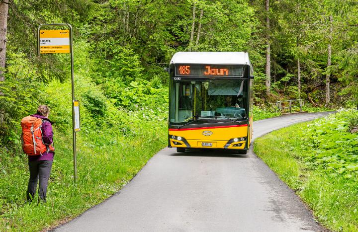 Bitte einsteigen! Die Fahrt von Saanen Bahnhof nach Abländschen, Zitbödeli, dauert mit dem Bus 51 Minuten. FOTO: POSTAUTO AG